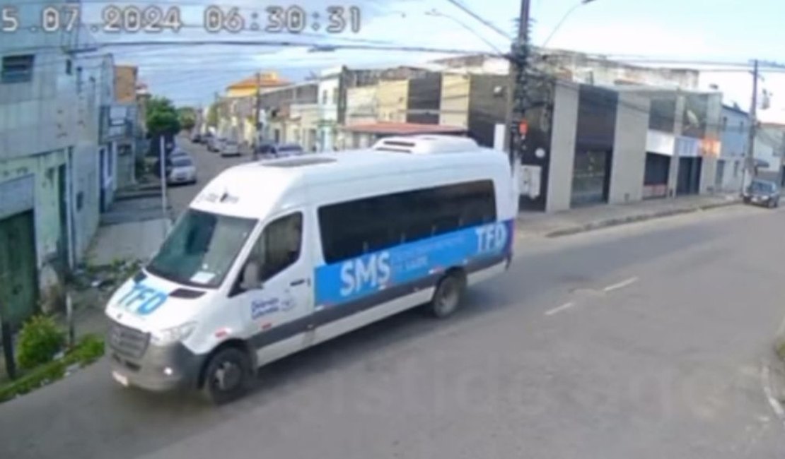 [Vídeo] Motociclista joga pedra em van da Secretaria de Saúde de Delmiro Gouveia que estava em Maceió