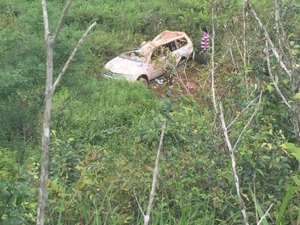 Motorista de Cícero Cavalcante perde controle da direção e veículo cai em ribanceira na AL-105