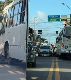 Motociclista fica ferido após ser imprensado entre ônibus e carro em Cruz das Almas