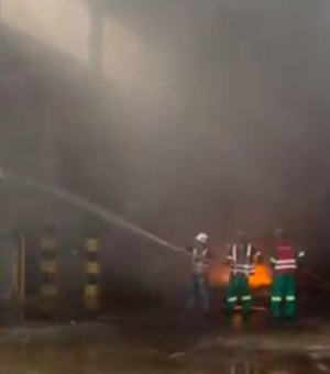 Incêndio em lixo dentro de galpão mobiliza bombeiros na BR-316, em Pilar