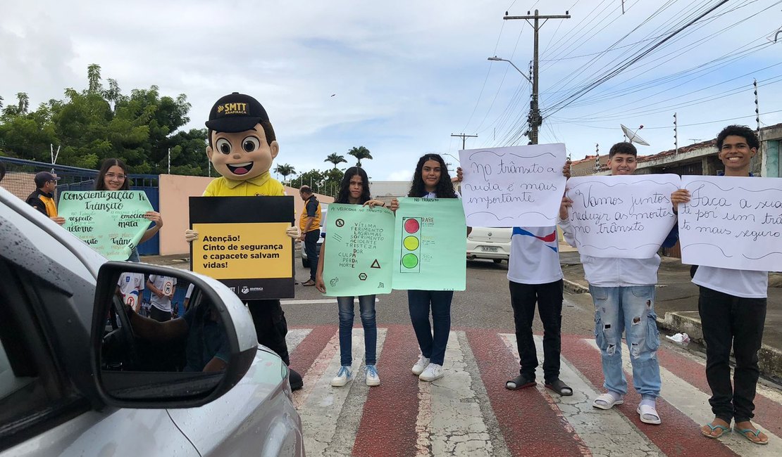 Junto a alunos da rede pública, SMTT Arapiraca realiza ações de educação no trânsito