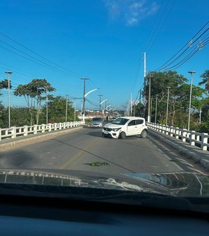 Carro é abandonado após colisão em ponte de Marechal Deodoro