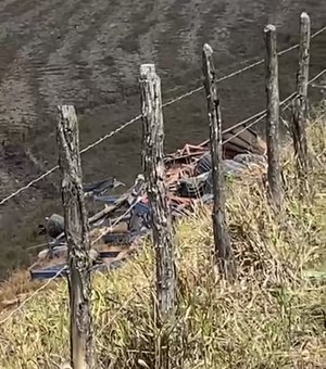 Motorista de caminhão morre após cair de ribanceira no município de Rio Largo