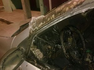 Estacionado na porta de casa, carro é incendiado em Santana do Ipanema
