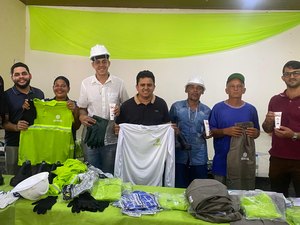 Prefeitura de Junqueiro entrega novos fardamentos e EPIs a garis e profissionais da limpeza pública
