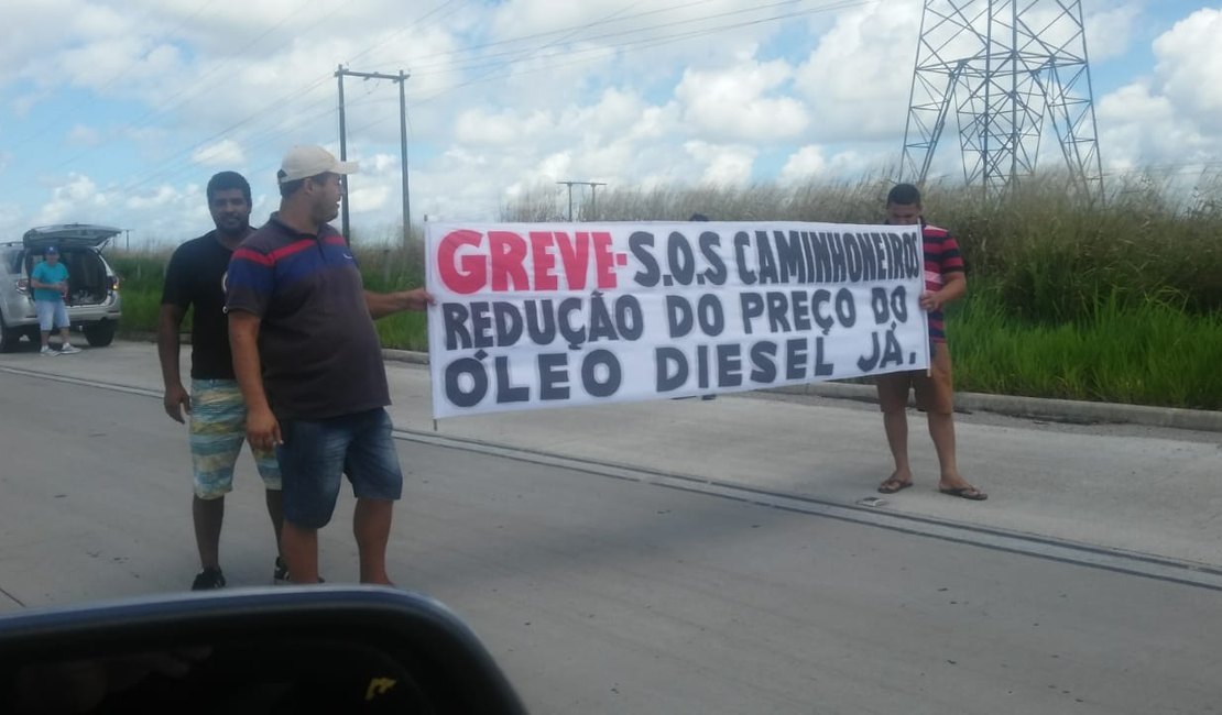 Cerca de 500 caminhões bloqueiam BR-101 em protesto contra preço do diesel
