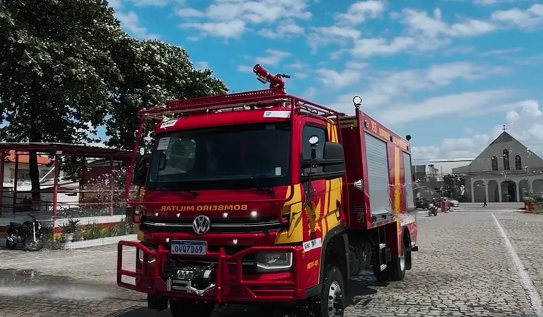 Deputado Fabio Costa entrega viatura inédita de combate a incêndios ao Corpo de Bombeiros