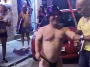 Boate espanhola é denunciada por oferecer serviço de aluguel de anões