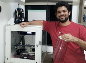 Professor do Ifal cria pulseira 'anti-coronavírus' e produz máscaras protetoras