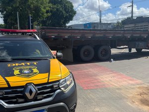 Motociclista preso às ferragens de caminhão teria furado sinal, diz DMTT