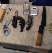 Jovem é detido com meio quilo de maconha e armas escondidas em residência