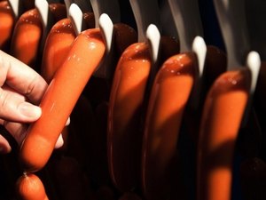 Saiba como são feitas as salsichas e o porquê de não comê-las