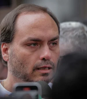 Moraes nega visita de Carlos Bolsonaro ao pai no dia do aniversário