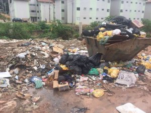 IMA autua Prefeitura por coleta irregular e acúmulo de lixo na Praia da Avenida