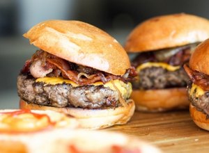 Restaurante nos EUA vai usar um robô para montar hambúrgueres