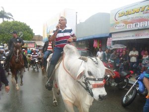 Tarcizo Freire agradece vitória em cima de um boi