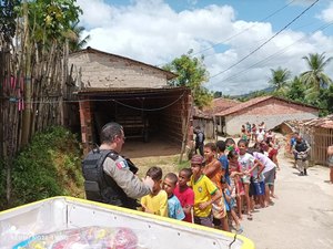 Policiais doam cestas básicas e lanches para crianças em Joaquim Gomes