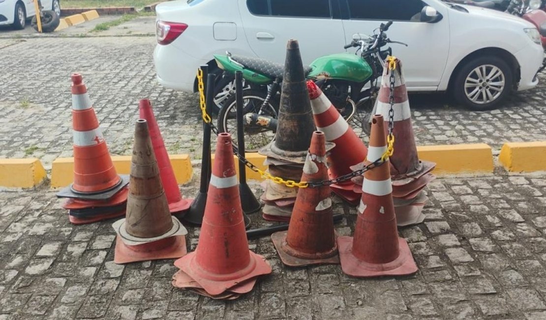 Materiais utilizados para guardar vagas irregulares são recolhidos por agentes do DMTT