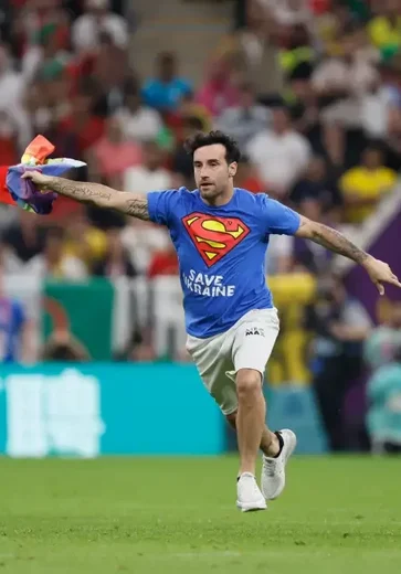 Homem que invadiu jogo entre Portugal e Uruguai em protesto foi liberado