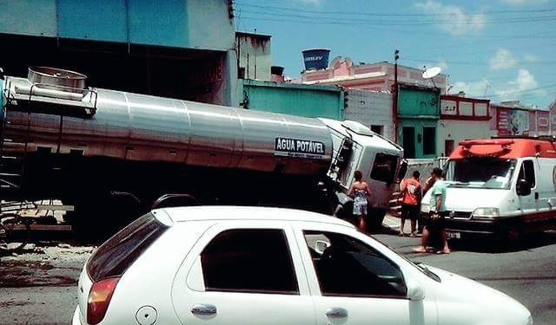 Caminhão desgovernado invade calçadas e causa prejuízos