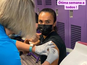 Jogadora Marta recebe primeira dose de vacinação contra a covid-19