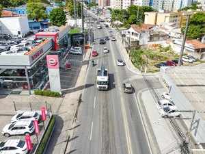 Trecho da Avenida Gustavo Paiva, em Maceió, recebe obras de recapeamento