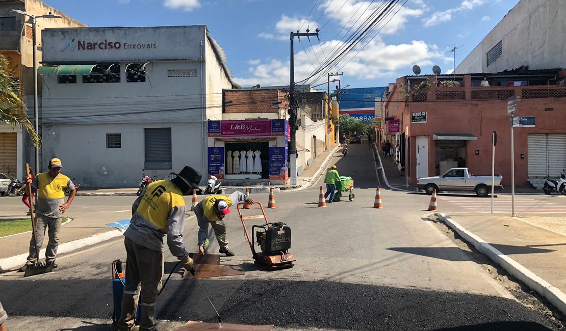 Para reduzir sinistros, lombada é instalada na Rua Governador Luiz Cavalcante