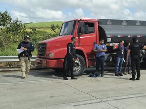 PCAL atua para em operação integrada fiscalizar caminhões-tanque em Alagoas