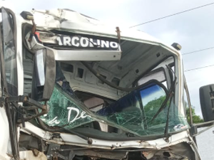 Homem fica gravemente ferido após colisão entre caminhão e carreta na AL-110 em Arapiraca