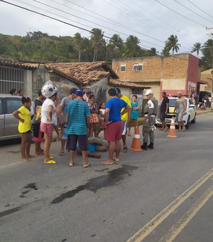 Homem cai de moto e fica ferido na AL-101