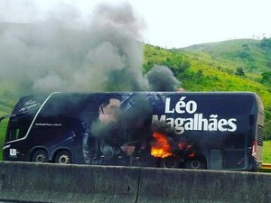 [Vídeo] Ônibus do cantor Léo Magalhães pega fogo em rodovia