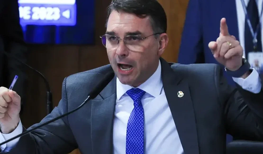 Anotações de Flávio Bolsonaro dão prazo até 15 de março para decisão de JHC