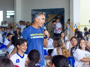 Programa Pé de Meia começa a pagar benefícios a estudantes