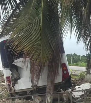 Ônibus bate e derruba muro de unidade de saúde em Taquarana