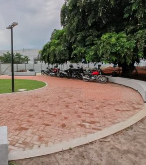 Praça do bairro Arnon de Mello está sendo revitalizada e 80% dos serviços estão concluídos