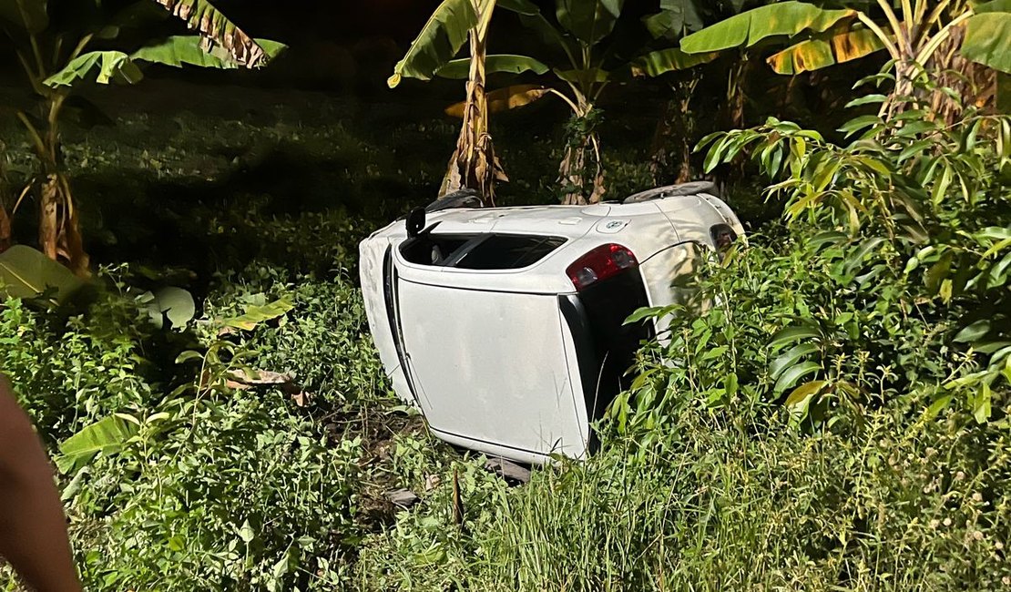 Condutor perde controle direcional e carro capota na AL 101 Norte