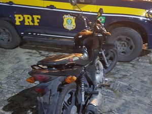 PRF prende dois homens e recupera moto adulterada em São Miguel dos Campos 