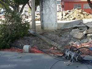 Acidente derruba poste e deixa Cepa sem energia; técnicos realizam manutenção
