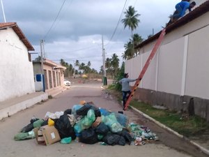São Miguel dos Milagres: cidade turística sofre com lixo abandonado