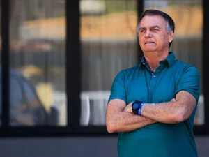 Bolsonaro volta a centro cirúrgico para tratamento de soluços, diz Michelle