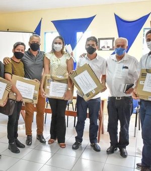 Educação conectada: Prefeitura de Maragogi entrega notebooks para professores da rede municipal