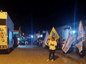 Apoiadores de candidatos se reúnem em frente ao auditório do Sesi em espera pelo Debate 7Segundos