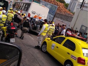 Motorista sofre mau súbito, atropela pedestre e colide em ônibus