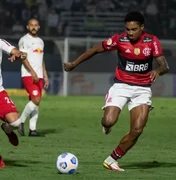 Vitinho iguala Arrascaeta e vira líder de assistências do Flamengo na temporada