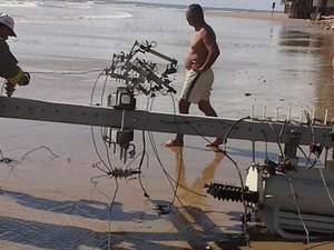 Poste desaba na Praia do Peba e por pouco não causa tragédia