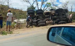 [Vídeo] Caminhão carregado de cimento tomba na BR-101, em Teotônio Vilela