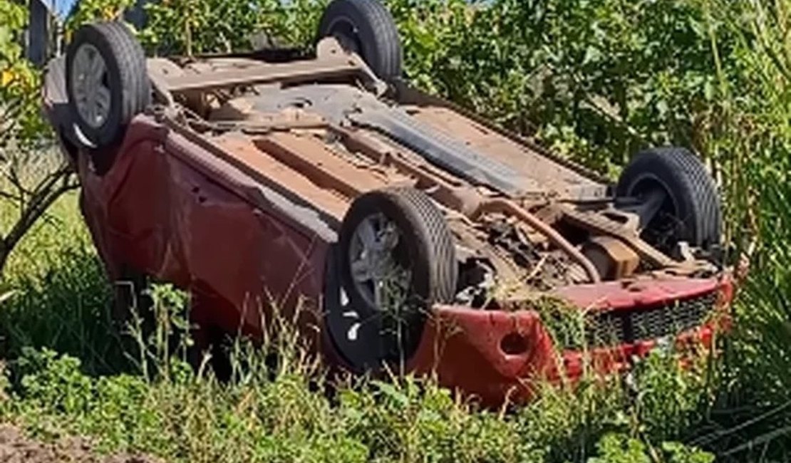 Carro com casal perde freios, sai na pista e capota na AL-220, em Arapiraca
