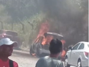 Carro pega fogo na Ladeira da Sococo, em Maceió