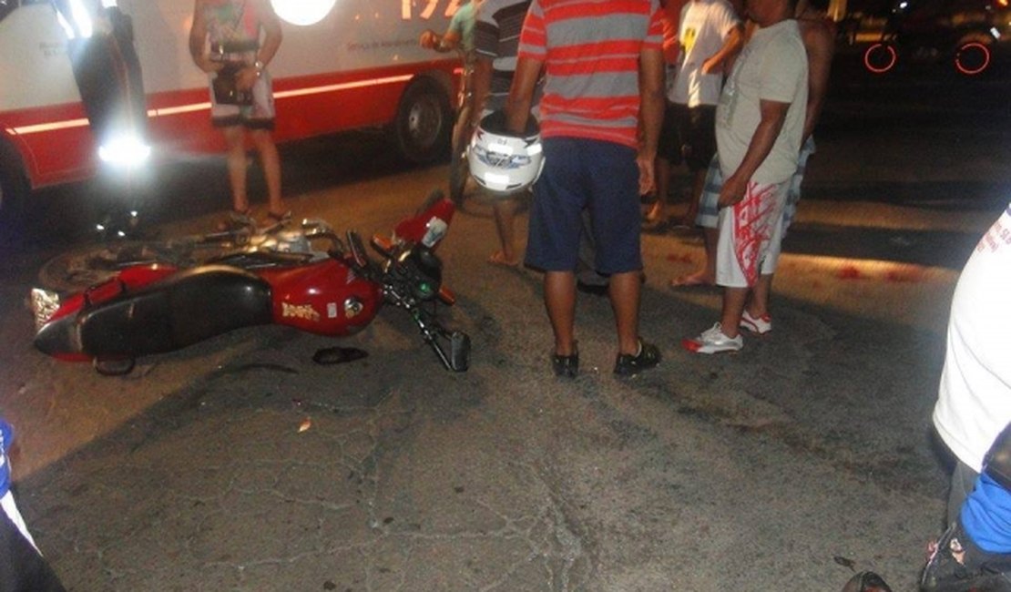 Motociclista fica ferido após acidente com micro-ônibus