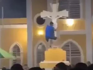 VÍDEO: Jovem rebola e dá “sarrada” em imagem de Jesus Cristo no interior do RN